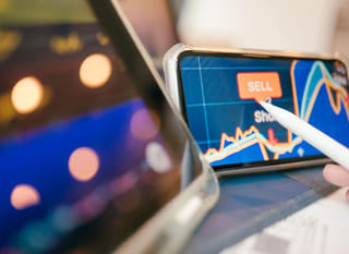 Analista multimercado revisando alternativas de Bitcoin, Ethereum y forex
