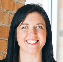 Sophie Hartwell, directora de atención al cliente en un equipo de servicio, headshot.